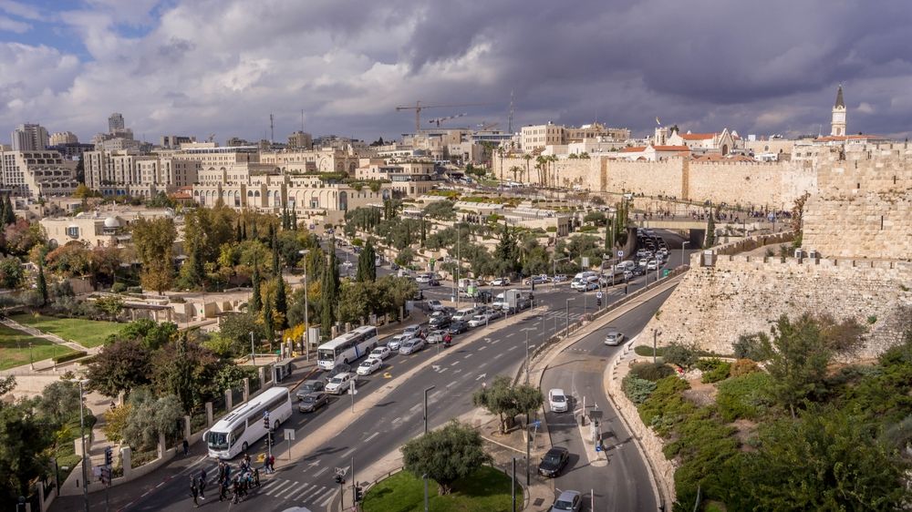 Útočníci najeli autem do skupiny lidí v Jeruzalémě. Tři osoby zranili